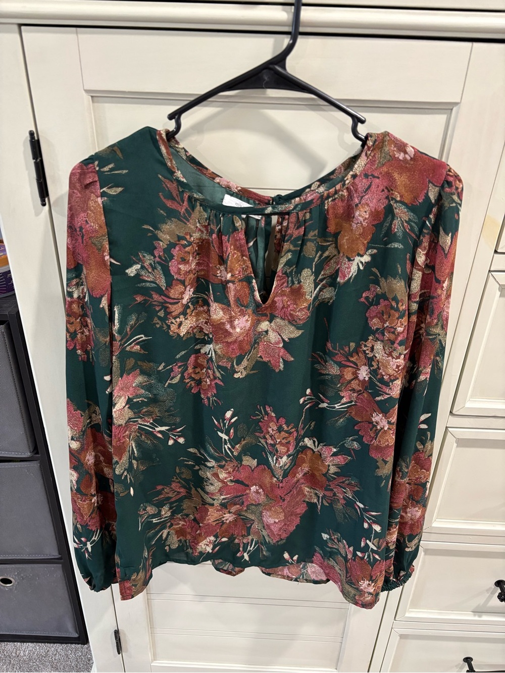 Floral Keyhole Long-Sleeve Blouse in Deep Green
